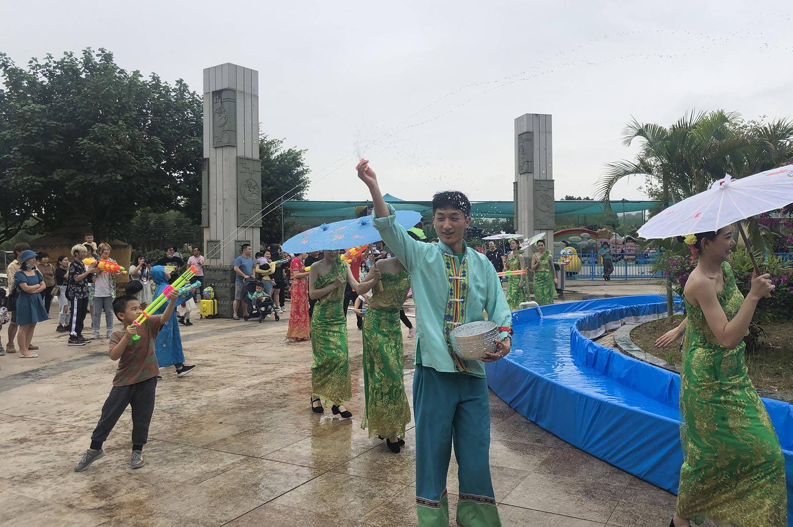 东莞香市动物园傣族泼水节欢乐开启，戏水品美食赏美女乐不停