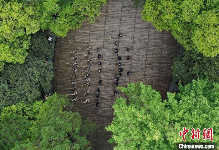 中国最后一个枪手部落岜沙苗寨恢复民俗表演 景区迎客忙