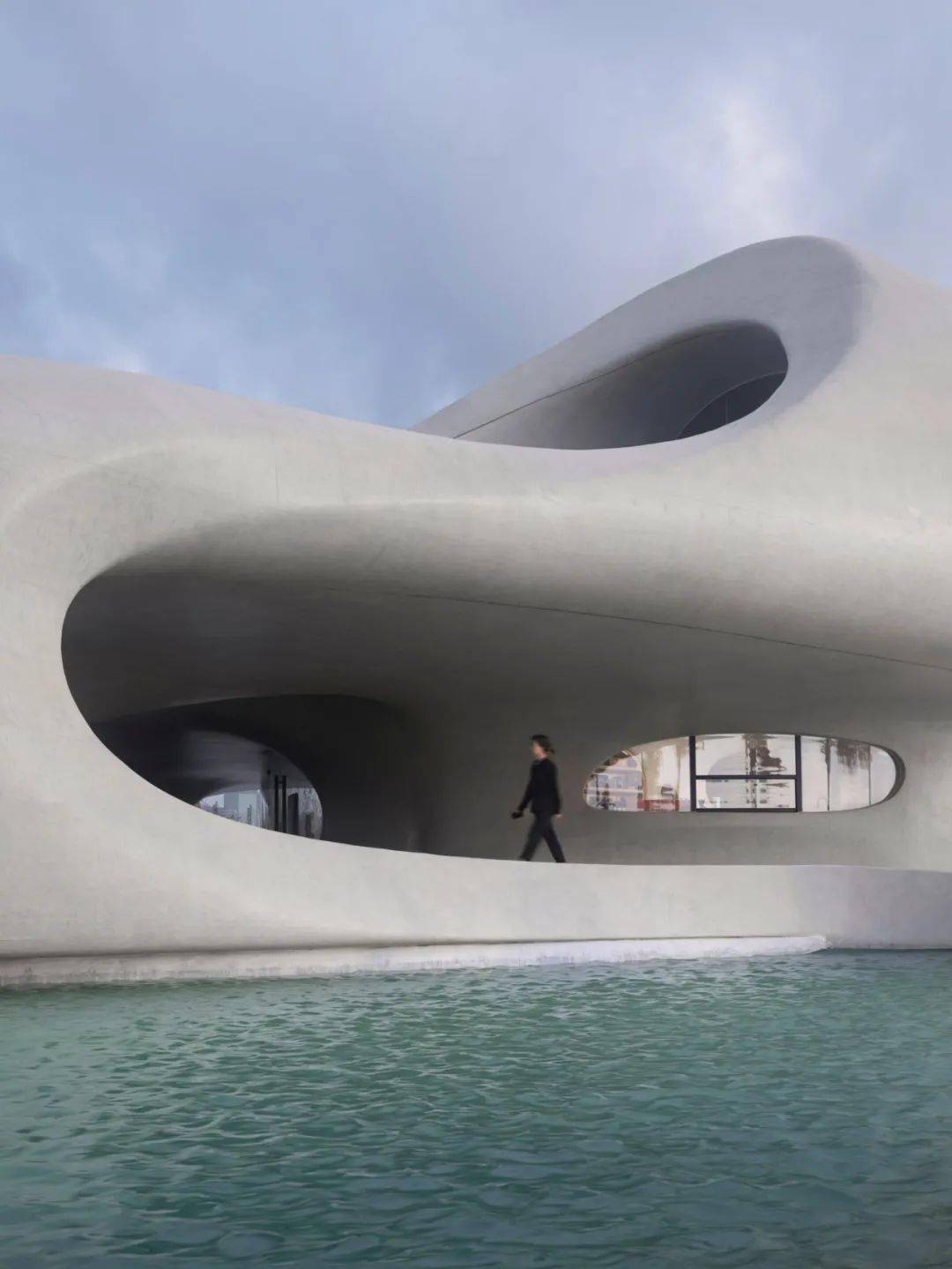 马岩松新作「海口云洞图书馆」正式开幕,一体成型的混凝土建筑也能