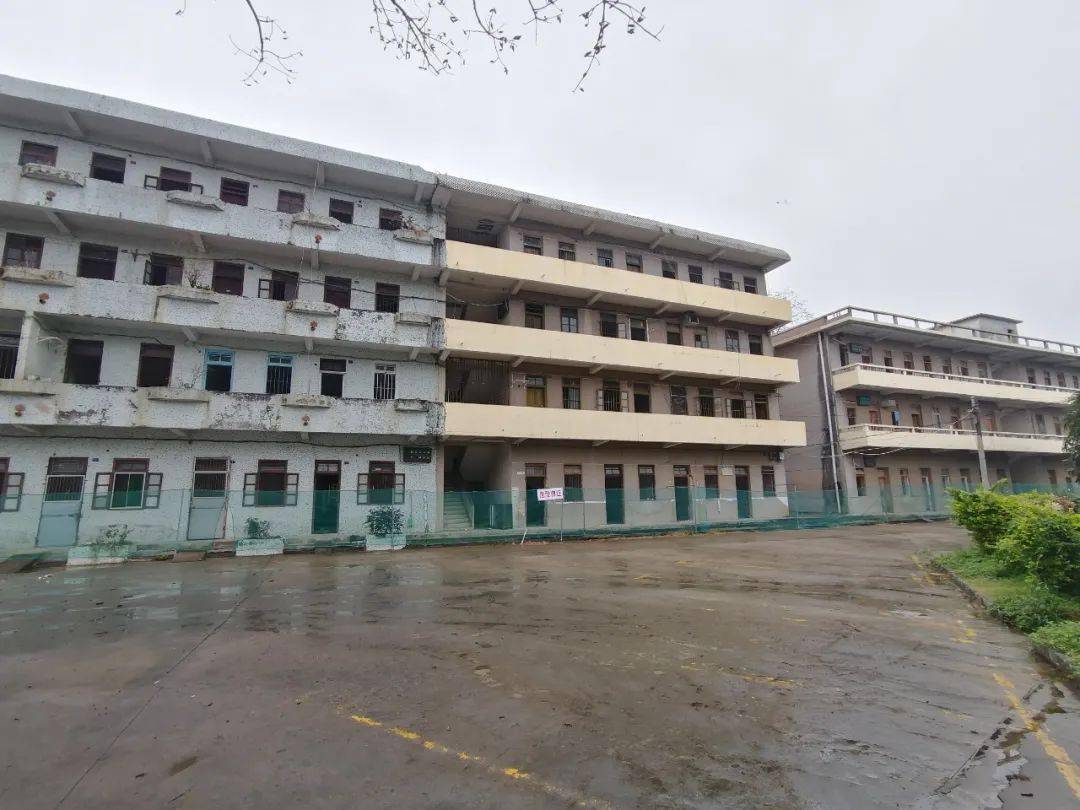 是拥有二十多万人的饶北山区唯一一所完全中学,主要承担着上饶,饶洋