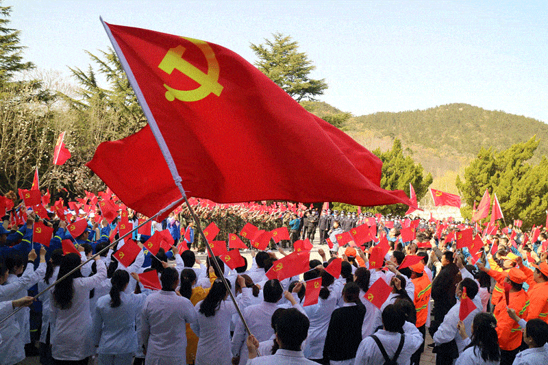 在特委临时会址,在红旗亭,人们手持红旗,用深情的歌声抒发对党的热爱