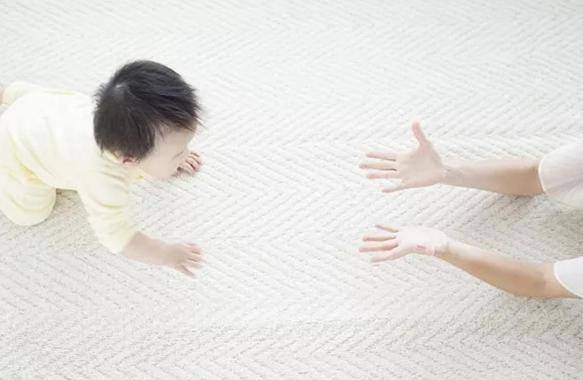 越爬越聪明爬行敏感期错过很可惜5种姿势助力宝宝学爬行