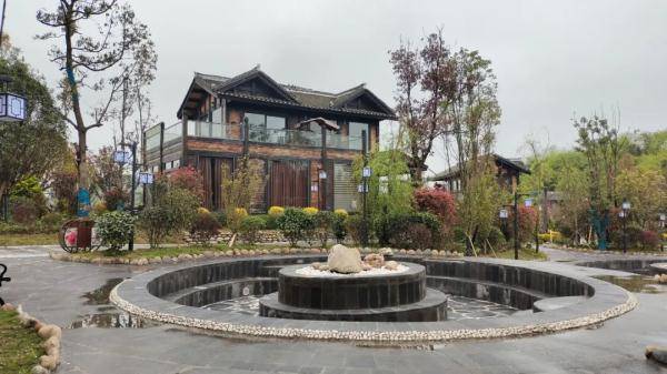 百里杜鹃温泉来啦 花舍锶锂温泉酒店位于 百里杜鹃管理区彝山花谷景区