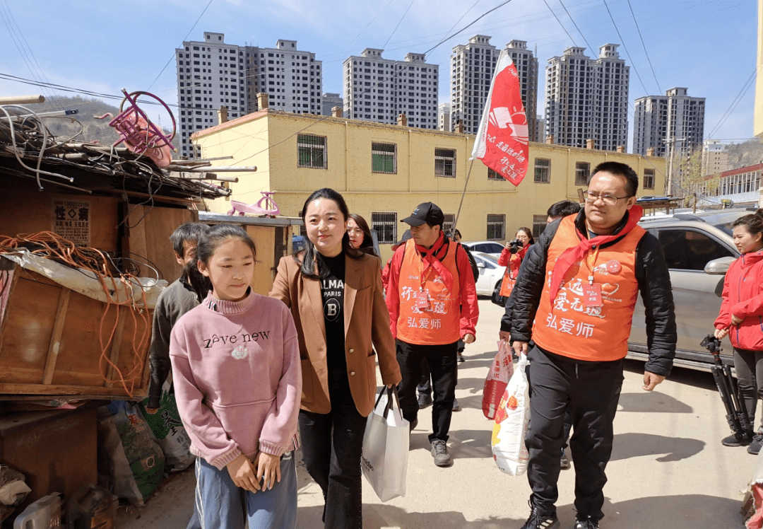 牵手圆梦收获希望共青团延安市委延安市少工委携手弘阳集团举办图书室