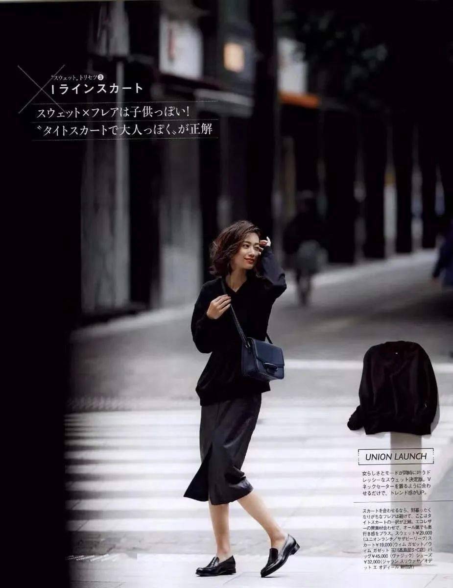 黑色乐福鞋搭配西装套装,满身利落帅气的考究感.