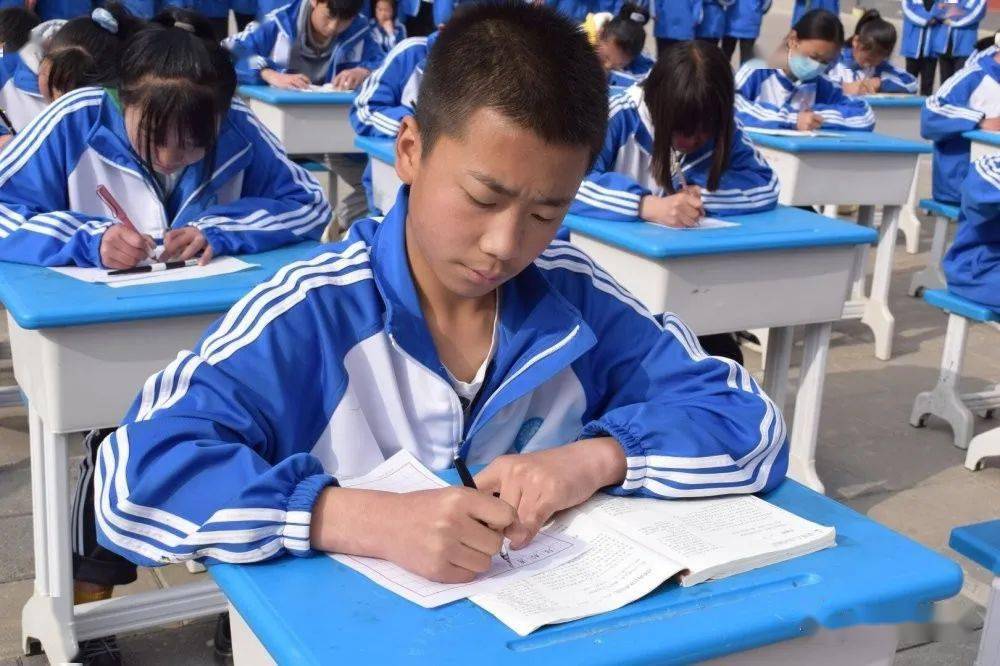 威宁县第十一中学2021年文化艺术节墨鸣生活笔舞青春书画比赛活动