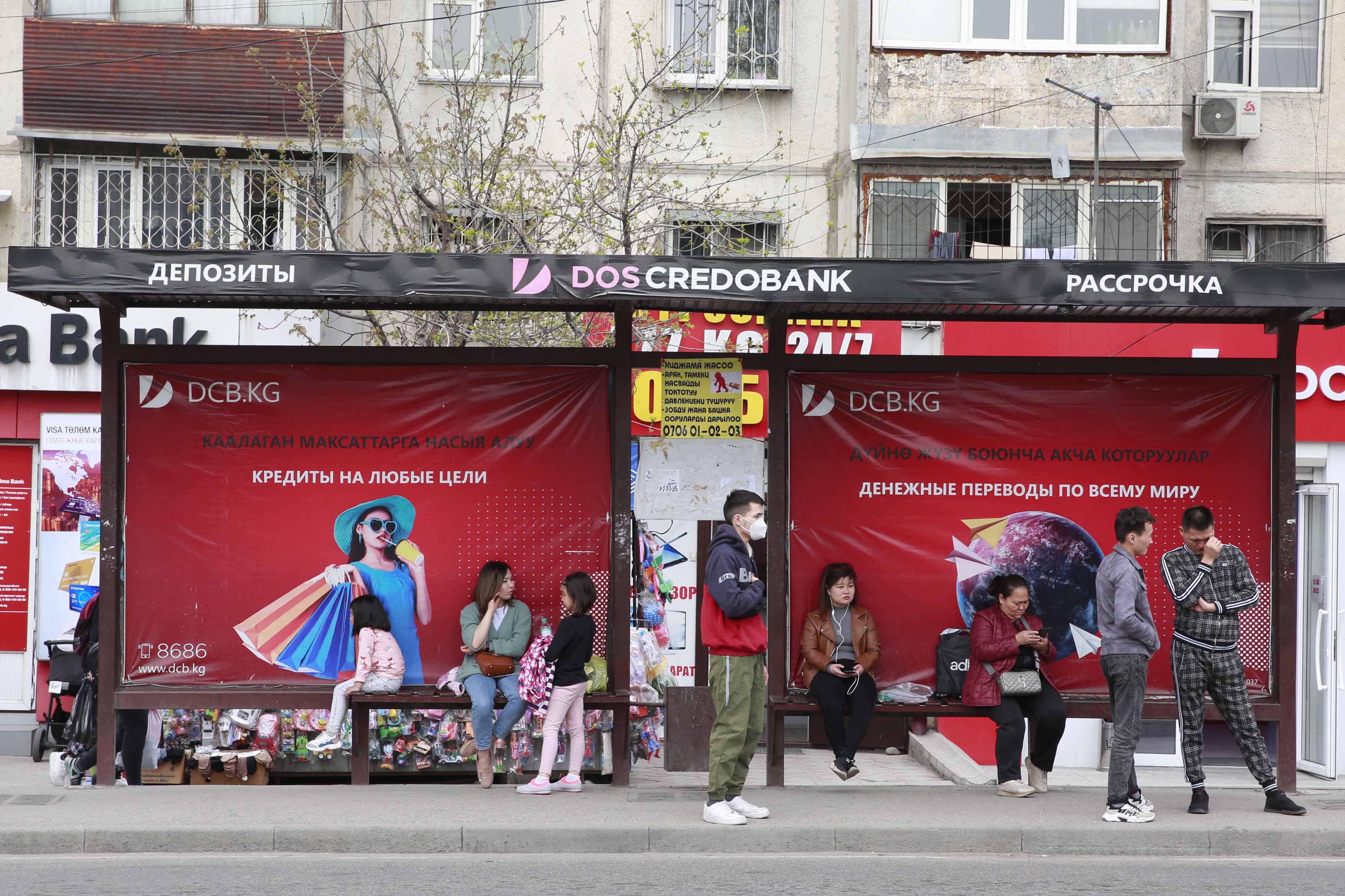 4月19日,市民在吉尔吉斯斯坦首都比什凯克的一个公交车站候车.