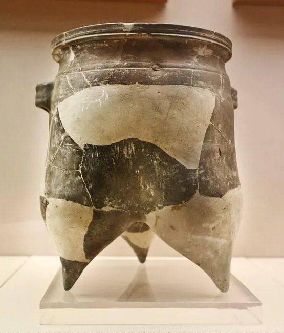 图为保存在德州博物馆里的灰陶鬲,出土于禹城邢寨汪遗址.