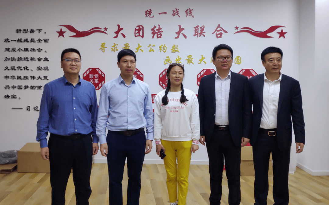 近日,开国少将谢振华之女谢海巢回乡考察,一同前来