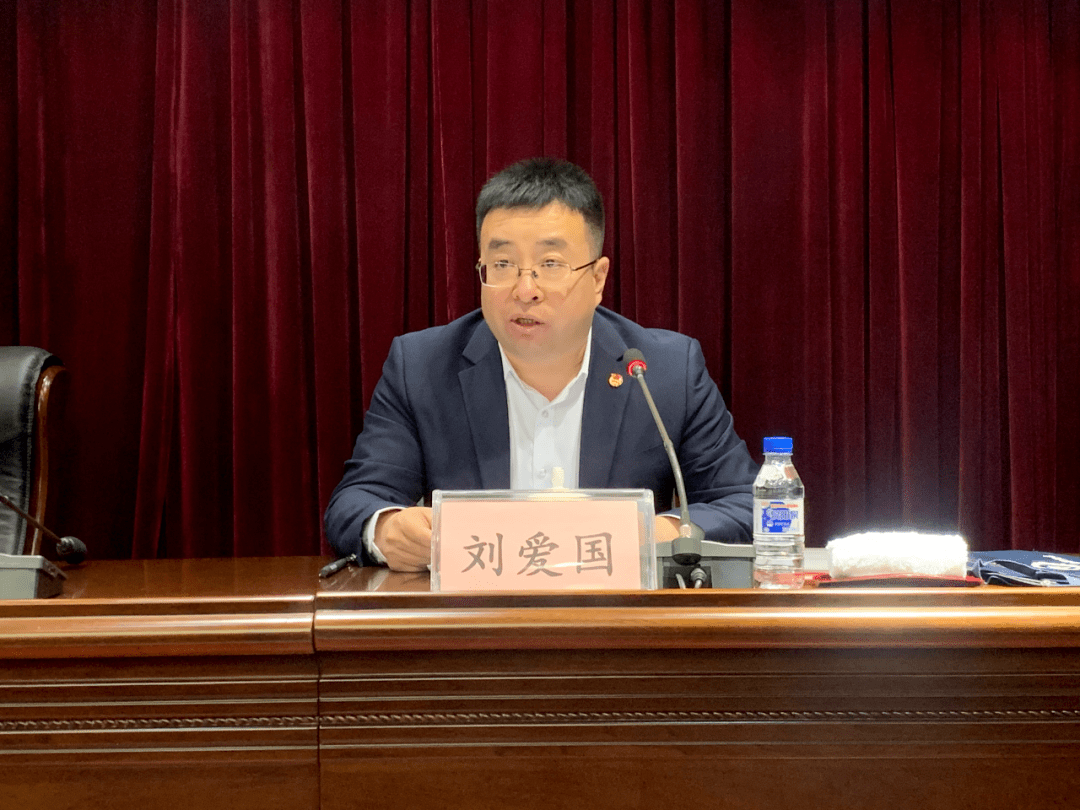 大会第二阶段会议由团市委书记刘爱国主持,会议邀请了王富林,王嘉欣