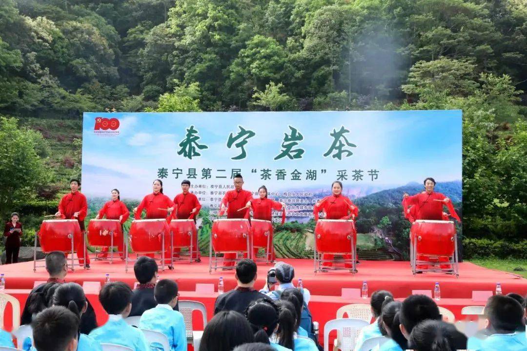 等活动依次进行采茶寻宝,茶类文化套圈茶艺表演,山歌演唱随后古风舞