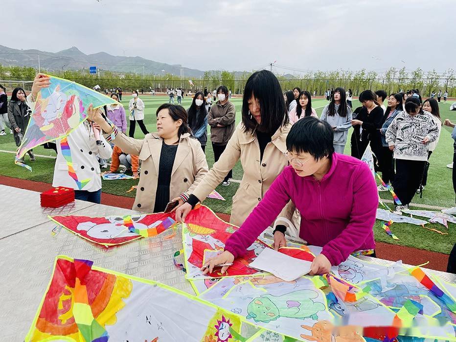 河南汝州:风筝节手绘涂鸦大赛 传递浓浓爱国情