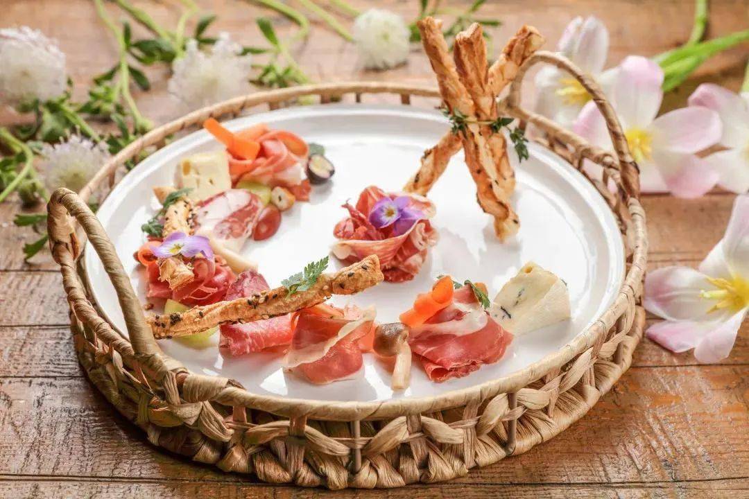 身边万物都透露着生机,花厨遵循"健康,美丽,美味"的菜品设计理念,吃饭