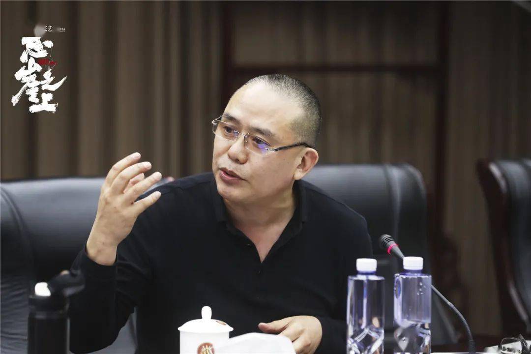 北京大学艺术学院副院长,长江学者特聘教授李道新认为,《悬崖之上》"