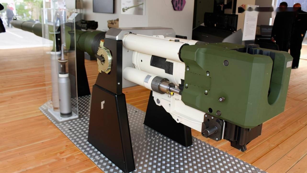 创新的炮口制退器,可以减少射击对伴随步兵和周围物体的影响-基于"