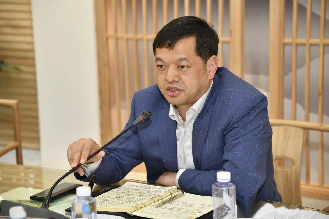 在交流座谈会上,海淀区民族小学书记,校长马万成介绍了学校基本情况