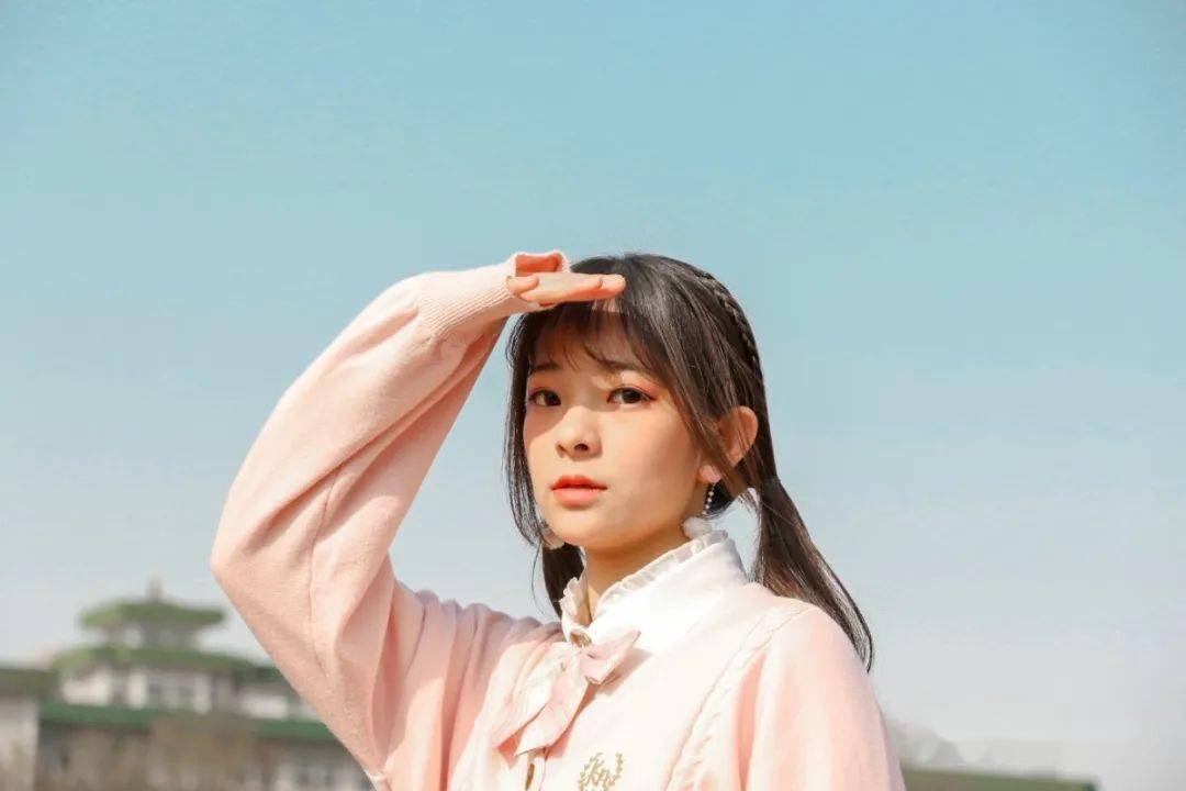 目之所及皆春与人宜她温柔远望抬手遮阳将天青色的惊艳悄悄收揽指撷