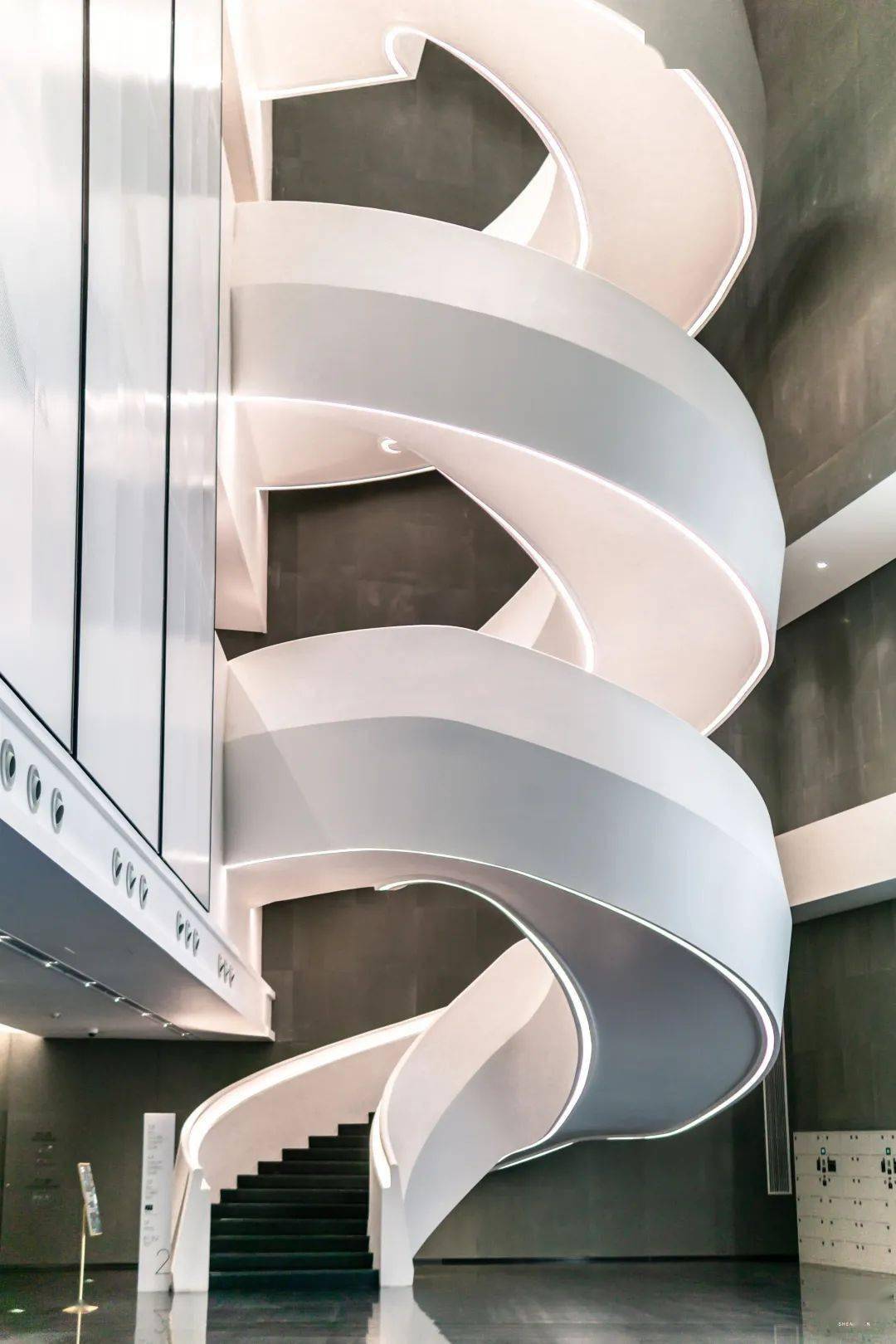 深圳旋转楼梯会发光