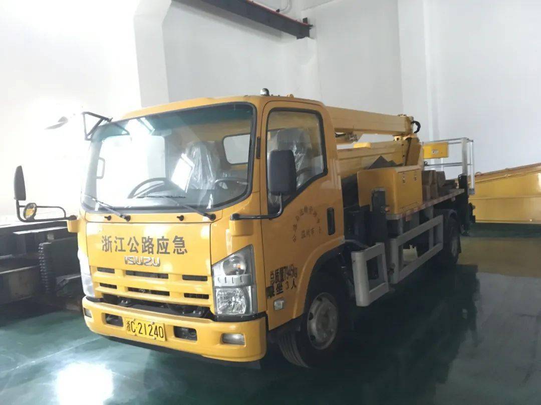 防汛防台在行动公路应急抢险机械设备整装待命