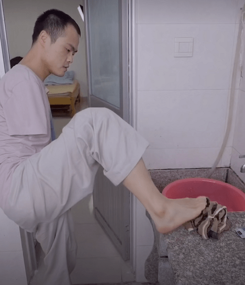 丽水无臂小伙登上央视!"一口书法"频频获赞~_子龙