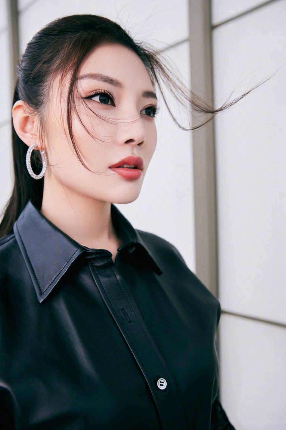 徐冬冬穿黑皮衣配牛仔短裤 清冷时髦氛围感十足