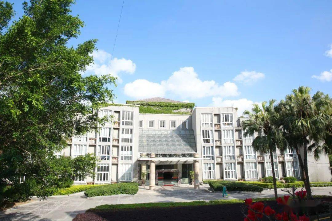福建省游泳,跳水,水球项目曾培养出了世界冠军吴传玉,陈晓丹,李成伟