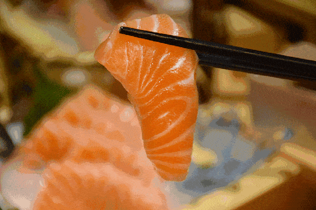 厚切三文鱼片,丰腴肥美肉质鲜甜饱满,滑腴细腻蘸上酱汁,鱼肉的鲜美