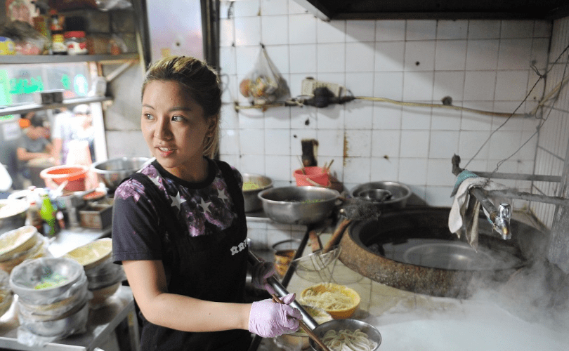 西安女孩开面馆因颜值高走红每天顾客不断对美女老板更感兴趣