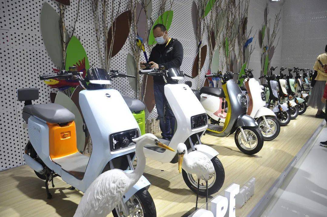 hi8智能增程系统,手机投屏,车机云端互联等,全力打造了小鸟智能出行新