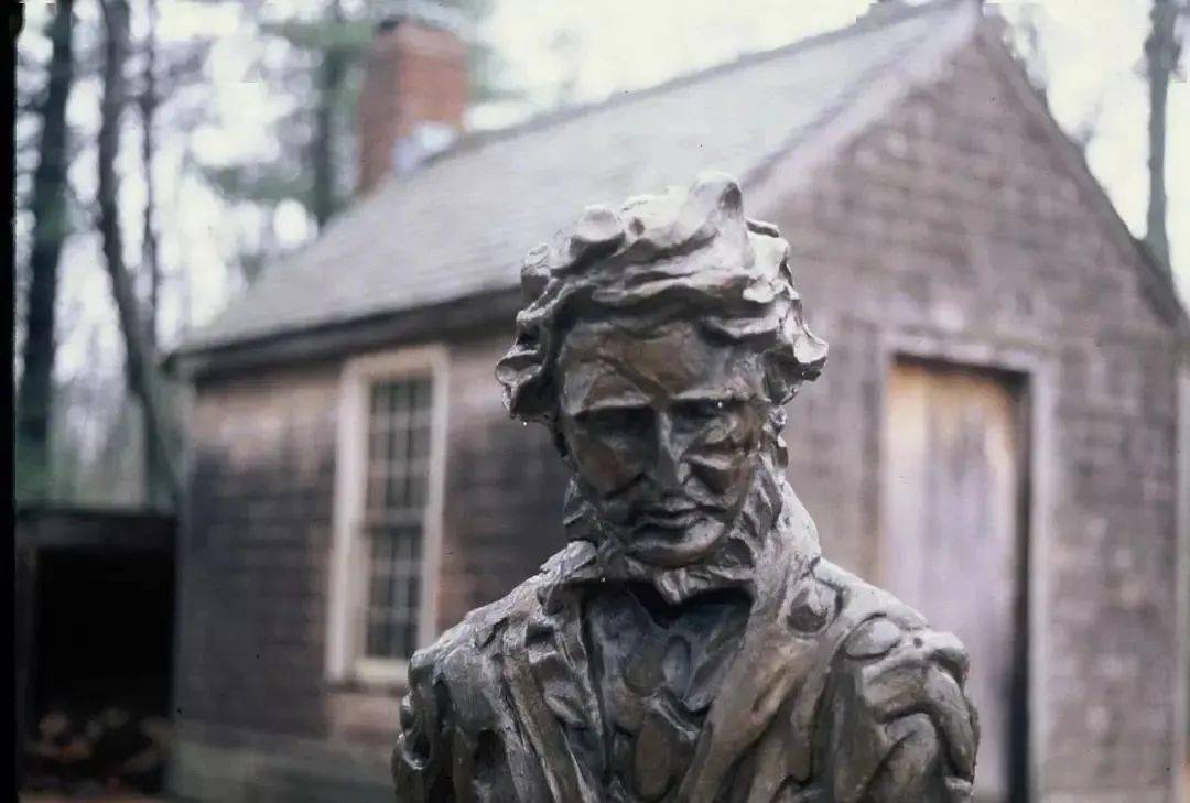 梭罗雕像与林中小屋我喜欢我读《瓦尔登湖》总也读不完的状态,我也