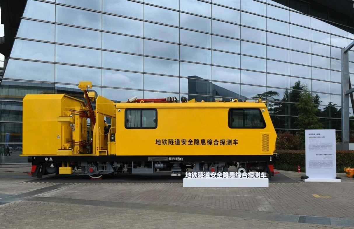 据了解,这台新型检测车检测时距离隧道壁30至40厘米,有效解决了目前