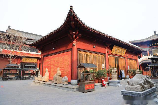 郑州一座免费寺庙走红女孩排队来打卡被誉为市区最灵验