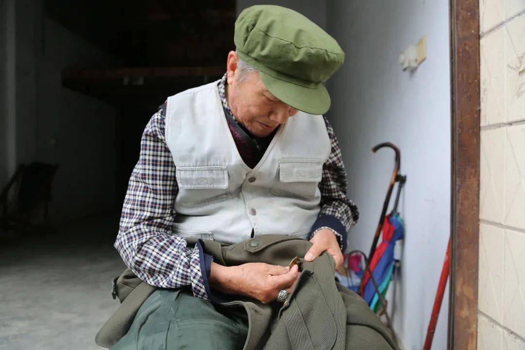 老战士肖俊清: 艰苦奋斗,勤俭节约的思想永远不能丢_老人