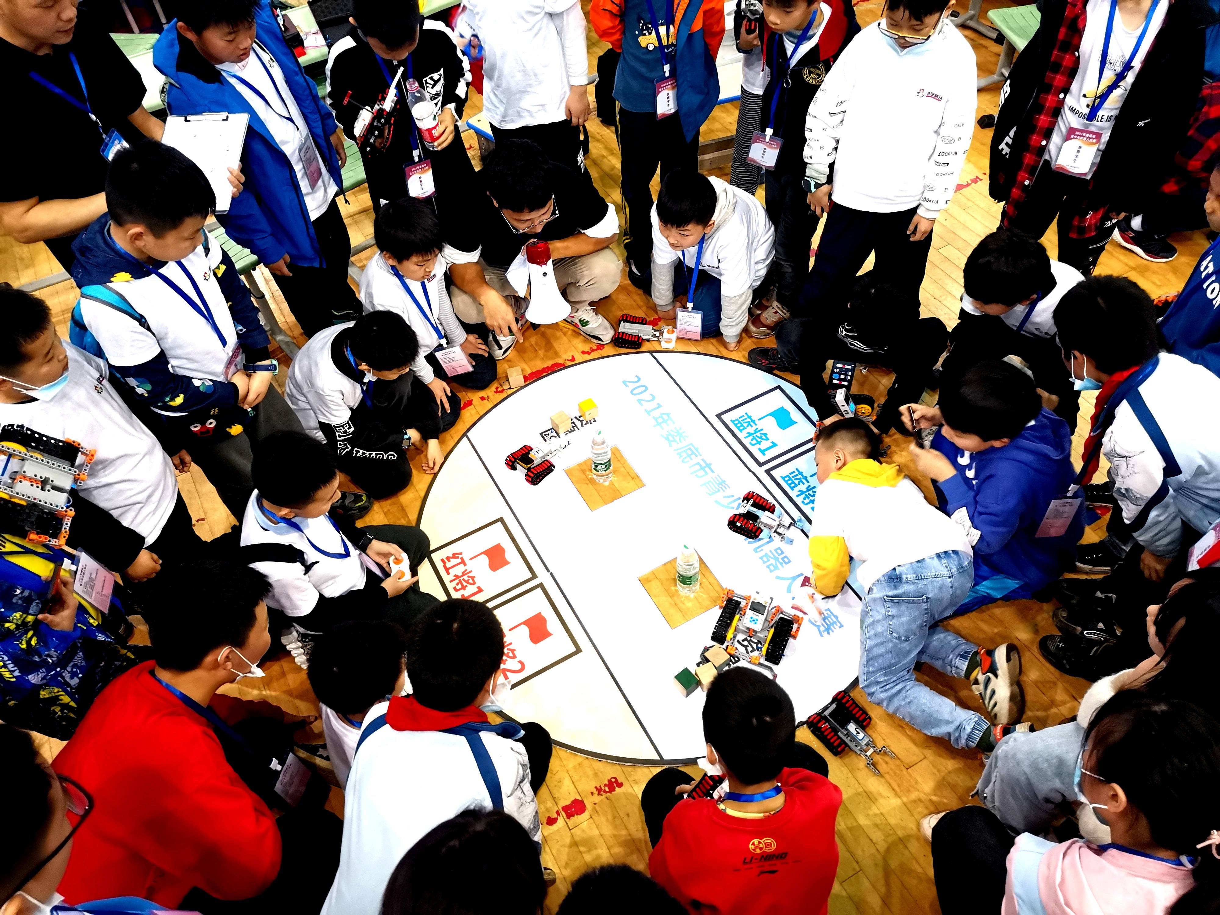新华社|湖南娄底：青少年机器人大赛开赛
