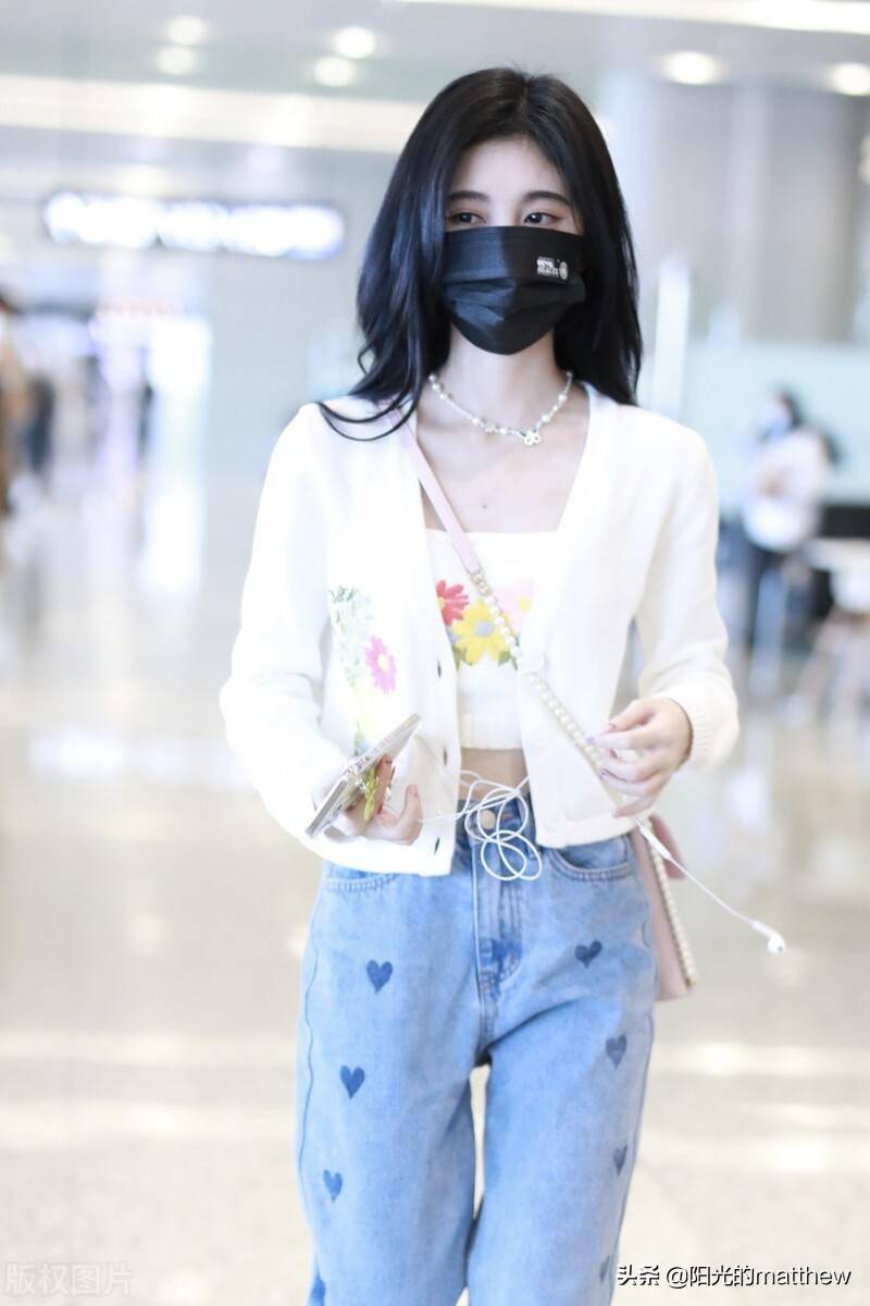 鞠婧祎穿短款背心秀小蛮腰遮住脸这是为哪般