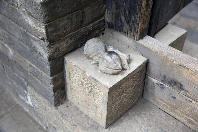 俗语:"枣脊榆梁杏木门,桑木门枕出贵人"有何道理?门枕是啥?