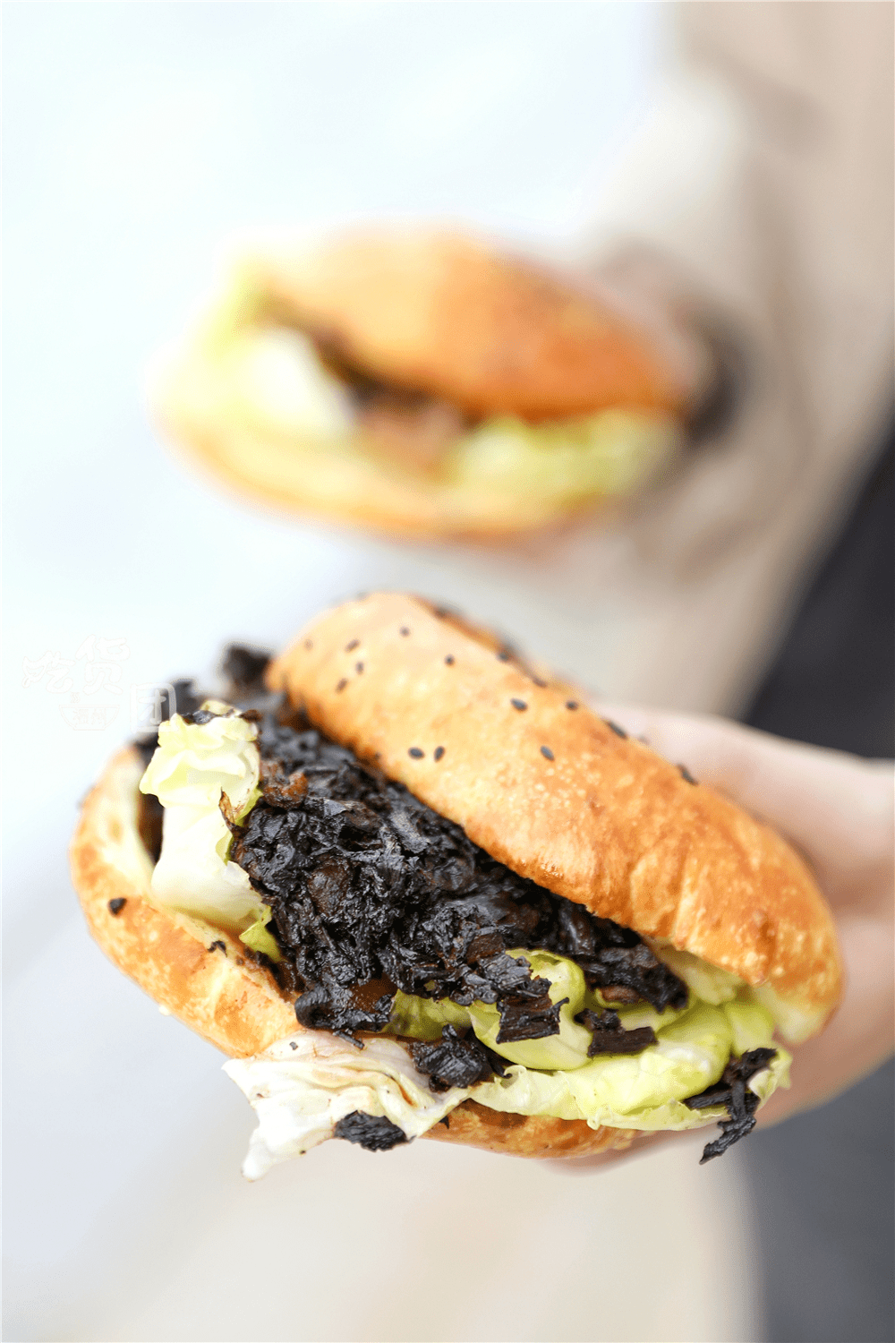 还有这款被吃货称为黑暗料理的梅菜扣肉中国汉堡,把黑乎乎的梅菜扣肉