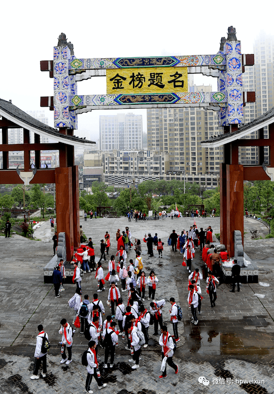 徒步金榜山共筑大学梦黄平民族中学举行高三年级研学实践活动