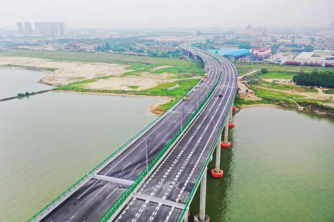 三水街坊五一出行更便利文明出行伴你我广佛肇高速公路今天全线通车