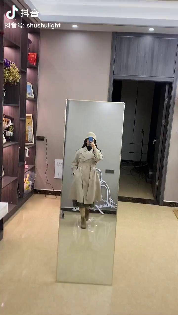对镜拍镜子里的我
