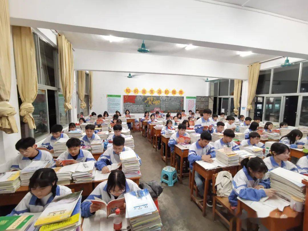 党史学习那坡中学举行学习党史专著颂读革命经典世界读书日主题活动