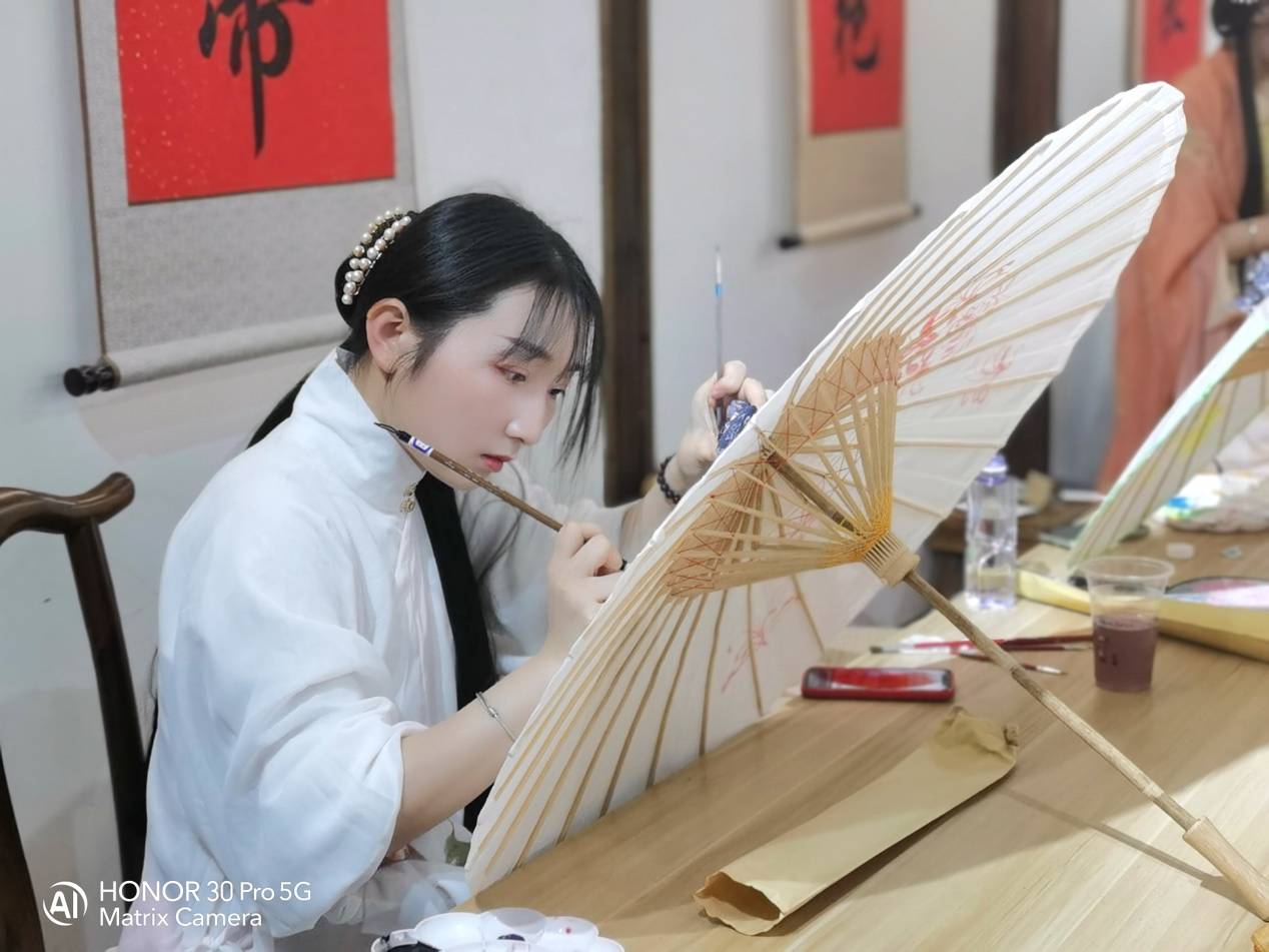 原非遗|荣耀V40轻奢版走进福州，10亿色屏幕还原非遗真彩