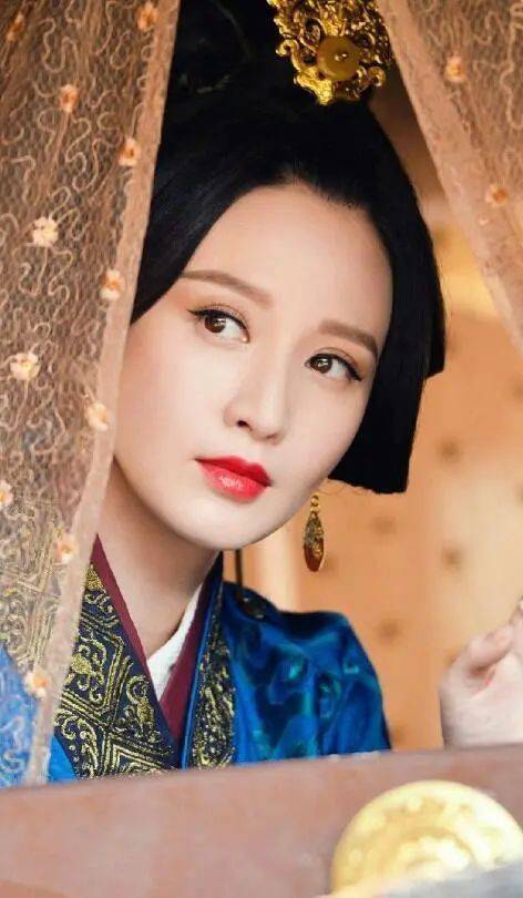 靠老公翻身,半个娱乐圈都得听她的?