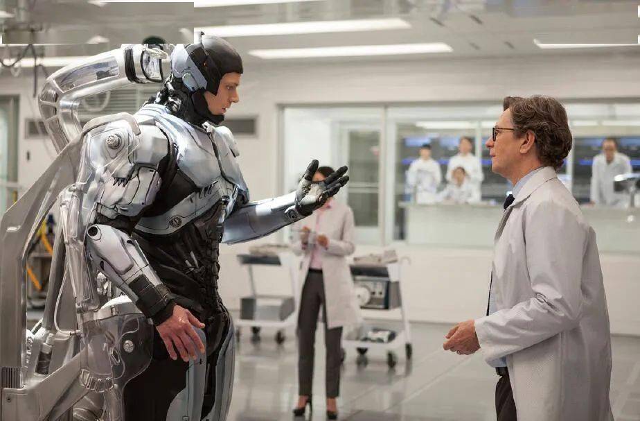 在电影《机械战警》中,警察墨菲被炸成重伤,科学家将他改造成了半机械