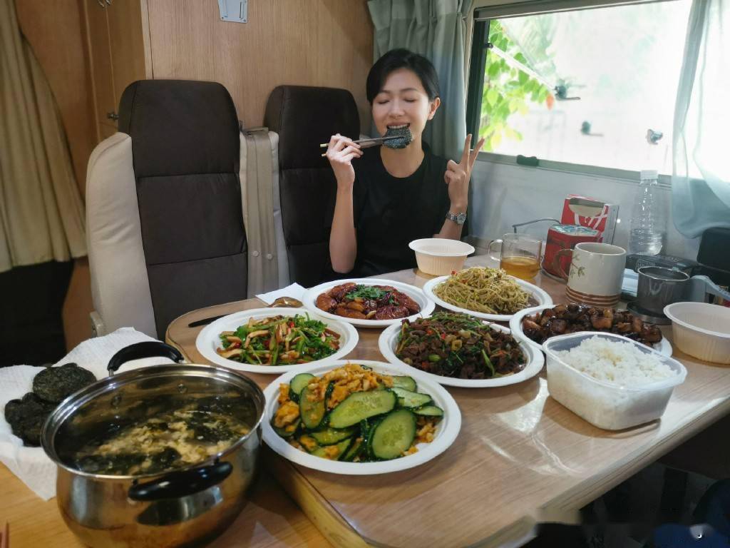 不在少数,万茜这种风格有点另类,因为她晒得都是能量足足的工作大餐