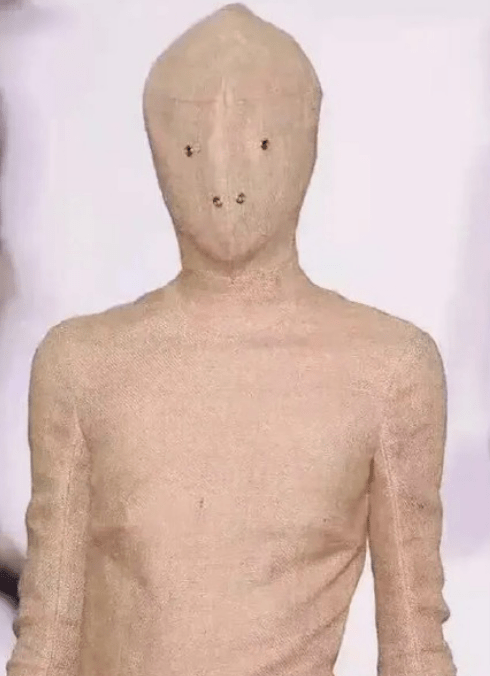 颜色,好像是连体的设计,到手指头都被衣服包裹进去了,好像木乃伊一样