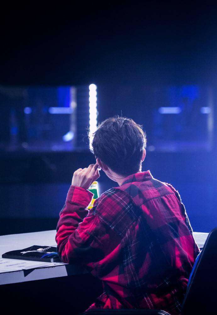 王源《谁是宝藏歌手》首期剧照上线,专业又暖心的点评金句持续输出