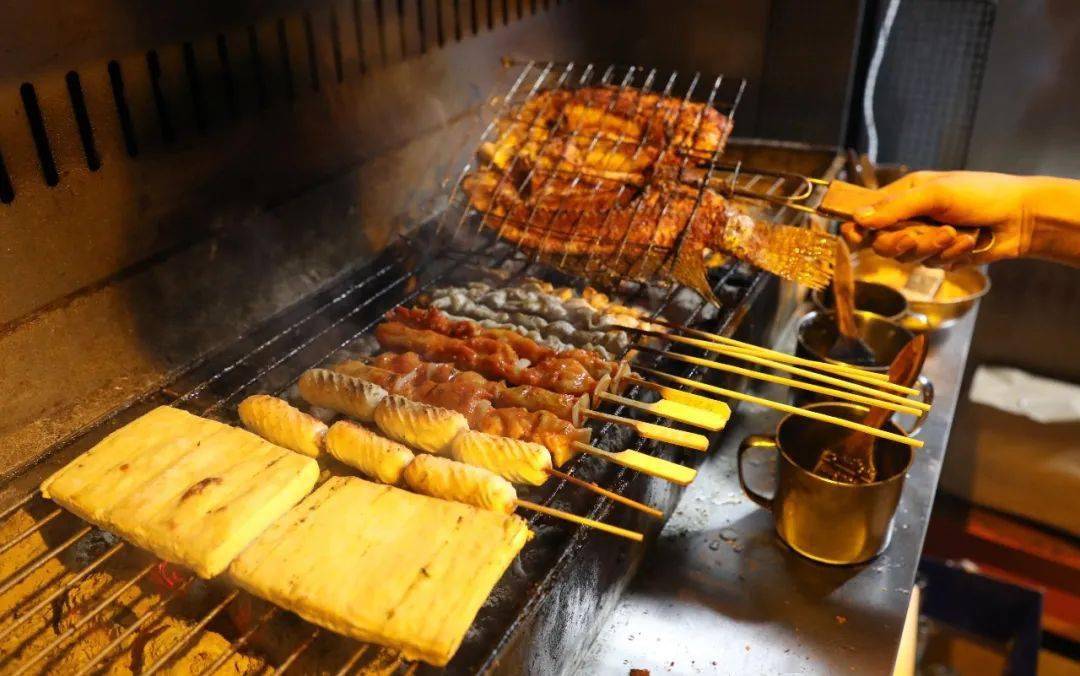 来一份夜生活之魂"烧烤"打卡元江热闹的"夜 生 活"你还可以逛一逛星光