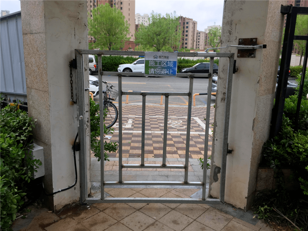 【我为百姓办实事】南益社区:小小行人门,暖暖便民心!_小区