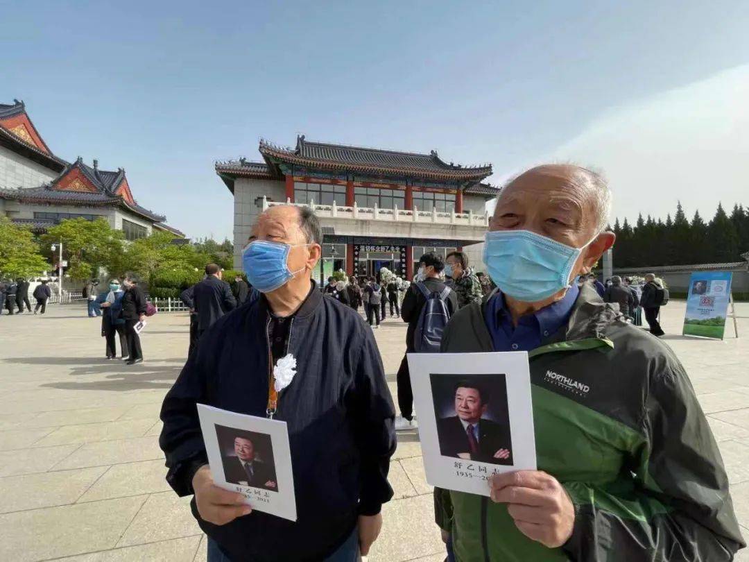 今晨送别舒乙,92岁人艺老演员到场,网友托快递小哥送来鲜花